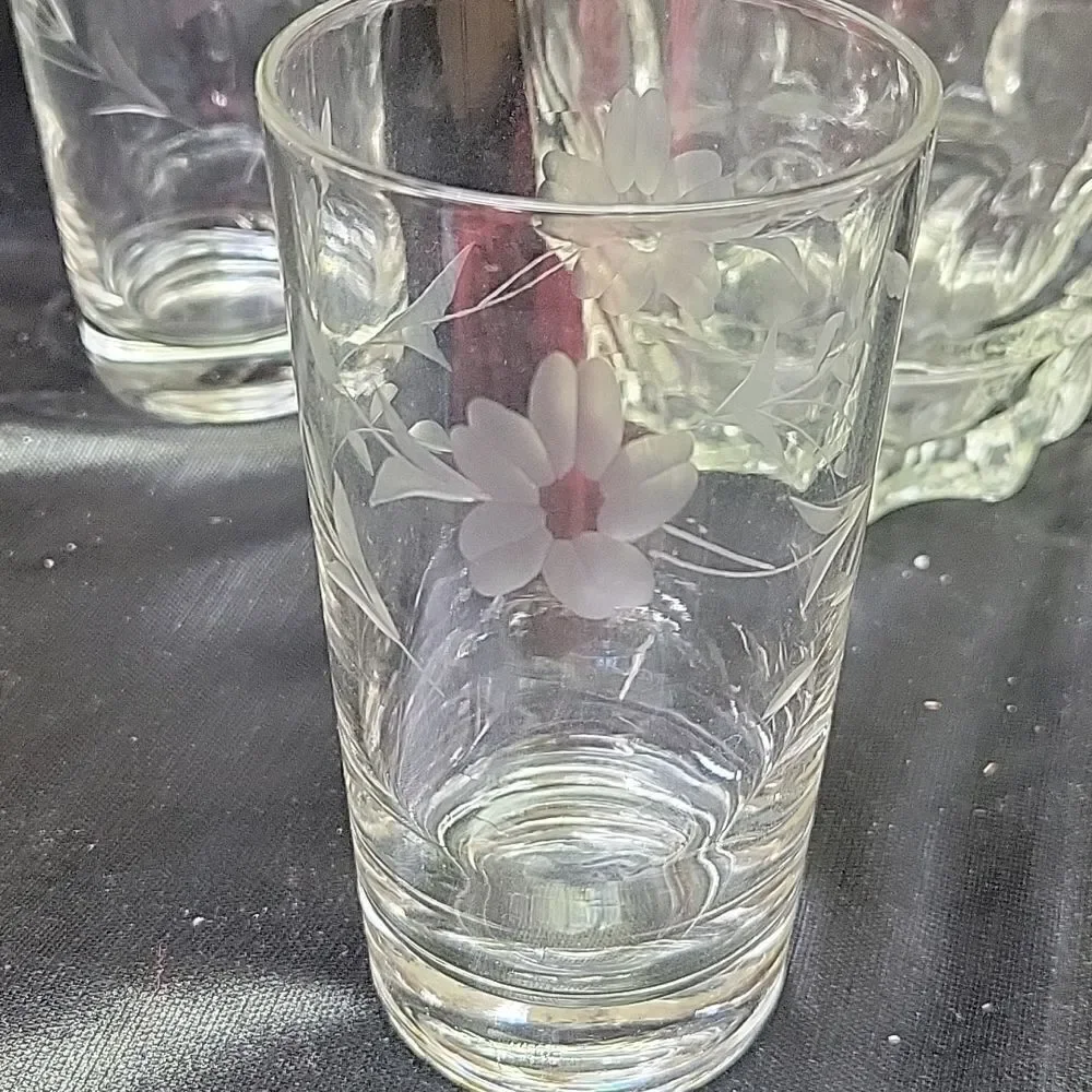 ‎Vintage set of 4 etched drinking glasses and pitcher